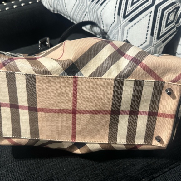BURBERRY HANDBAG 😊😊 💯 % - Picture 13 of 16